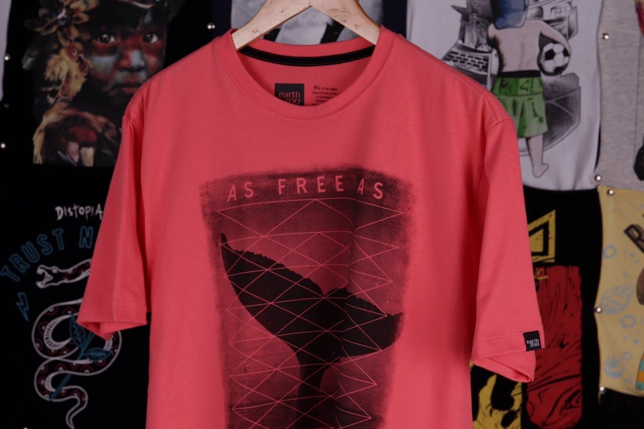 Camiseta estampada em destaque numa arara de camisetas — confecção e estamparia